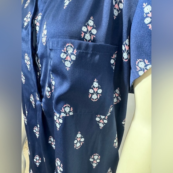 NWOT Liz Claiborne Satin Floral Tunic Blouse in Navy - Picture 8 of 12